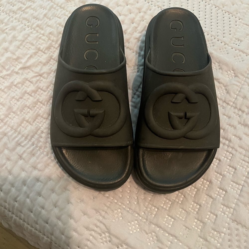 GUCCI WOMEN'S SLIDE WITH INTERLOCKING G